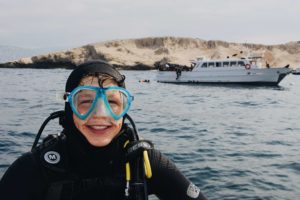 Enfant avant une plongée sous-marine